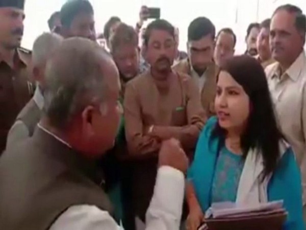 A verbal spat broke out between an official of Shahdol Municipal Corporation and a local Congress leader on Friday. Photo/ANI