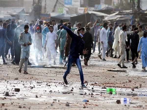 Pakistan: Major clashes between security forces and members of outlawed TLP in Lahore (Photo Credit: Reuters)