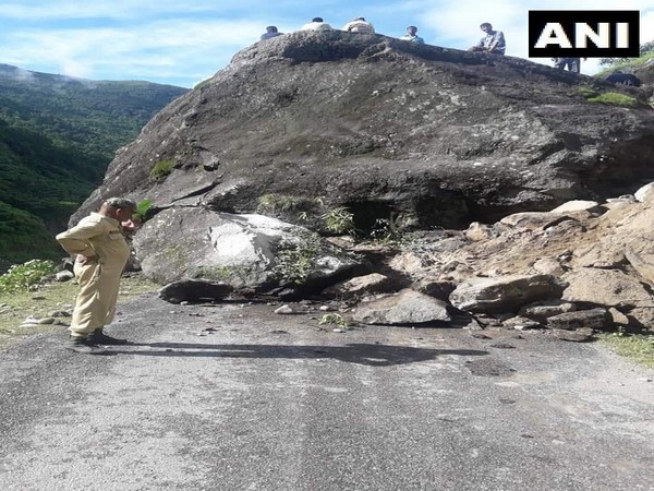 A bouder blocks national highway 125 between Dharchula and Tawaghat 
