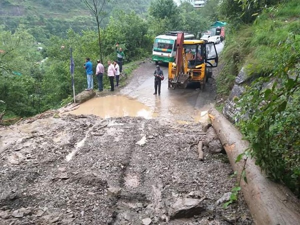 Landslide blocks Chail road blocked in Kandaghat area, Himachal Pradesh. Photo/ANI