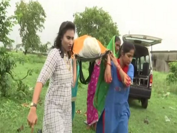 Members of Buniyad Betiyan Anmol Foundation performing last rites of an unclaimed body in Raipur on Tuesday. (Photo/ANI)