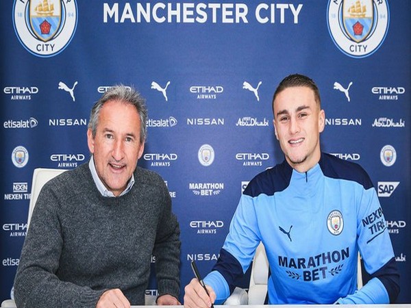 Taylor Harwood-Bellis signs contract with Manchester City (Photo/ Manchester City Twitter)