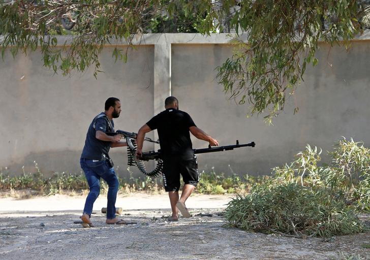 Members of the UN-backed government forces carry their weapon during a fight with Khalifa Haftar's forces in Tripoli, Libya on Apr 28 (Photo/ Reuters)