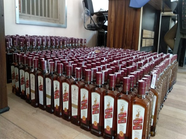 566 bottles of liquor seized by Uttar Pradesh Police on Monday. Photo/ANI