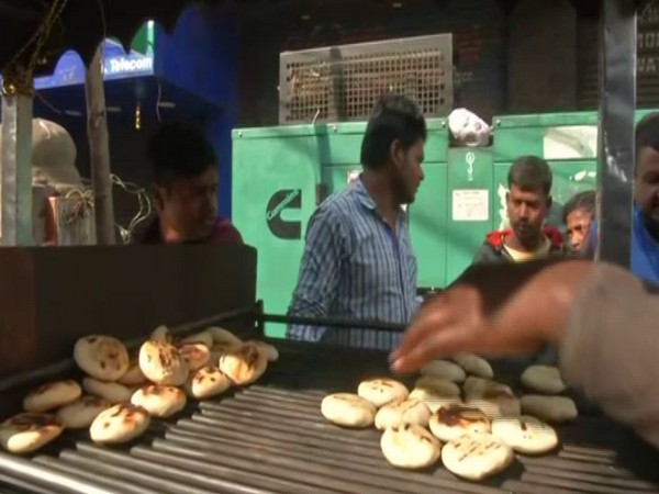 A shokeeper in Patna selling litti-chokha [Photo/ANI]