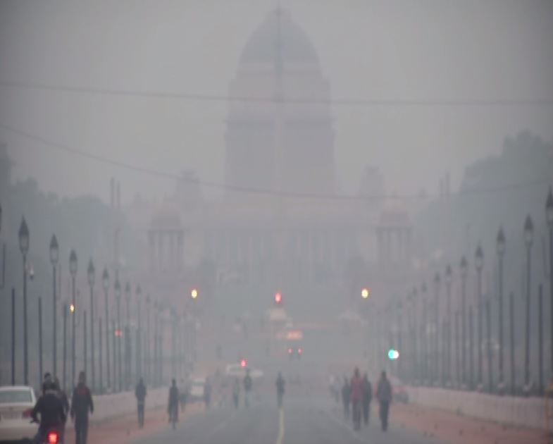 Smog engulfed Delhi on Tuesday [Photo/ANI]