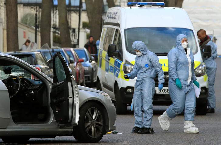 Investigators at the sight of the incident in London, UK on Apr 13 (Image source: Reuters)