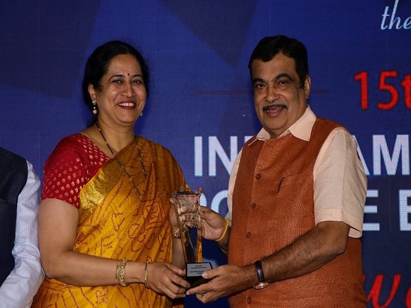 Seema Ghanekar, Global Head, Industrial and Consumer Products at L&T Technology Services receives Award on behalf of the company from Nitin Gadkari
