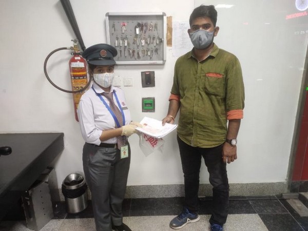 Lucknow Metro returns lost bag containing a DD of RS 5.32 lakhs