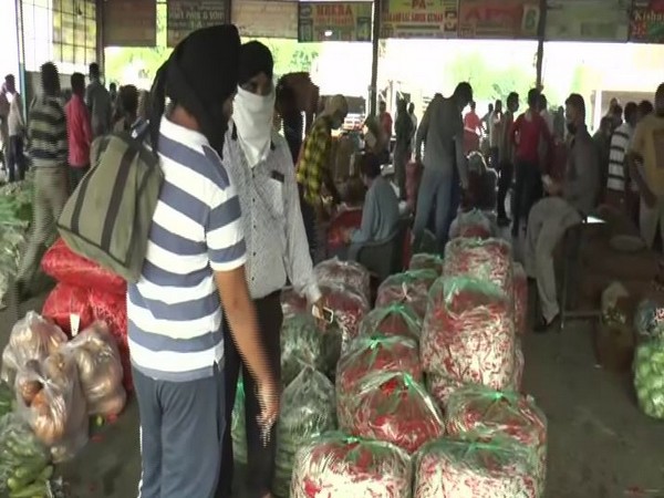 Social distancing norms not being followed in Ludhiana's vegetable market
