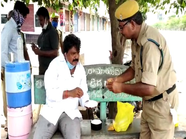 Minister Perni Venkatramaiah sat on a roadside bench and took his lunch along with the police. Photo/ANI
