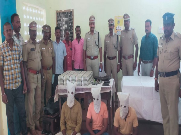 Madurai police with the arrested robbers (Photo/ANI)