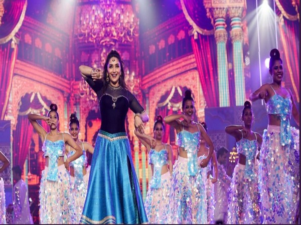 Madhuri Dixit from her performance in IIFA 2019 (Image courtesy: Twitter)