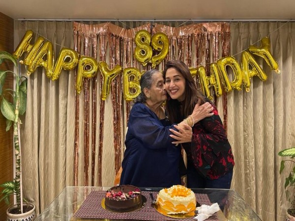 Madhuri Dixit and her mother (Image source: Twitter)