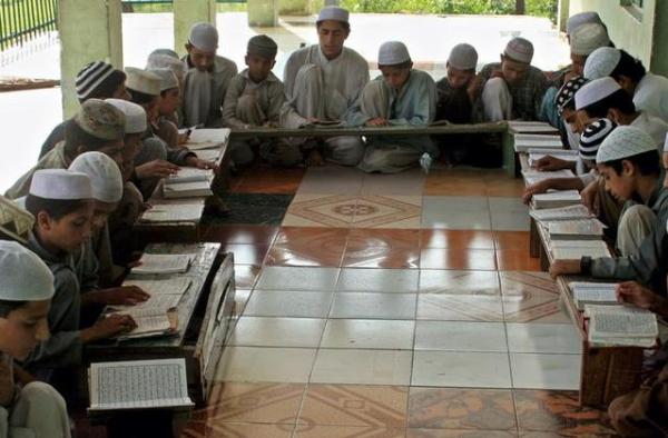 UP madrassa teacher teaching students of different communities for free 
