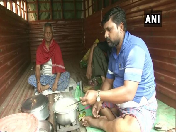 Truck Drivers stuck in Nagpur cooking food. Photo/ANI