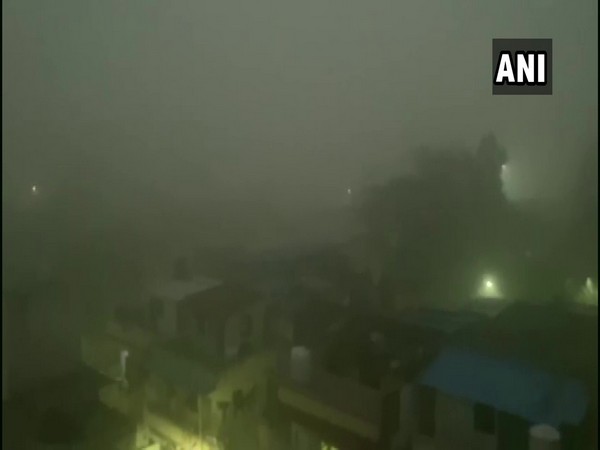 Dense fog and light rains engulf Nashik (Photo ANI)