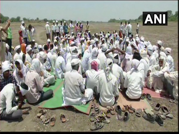 Hit by acute water shortage, villagers hold protest in Marathwada. Photo: ANI.