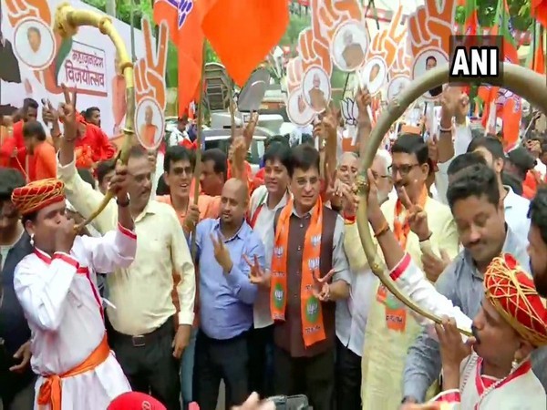 BJP supporters celebrating in Mumbai after the party leads in 99 assembly seats on Thursday.