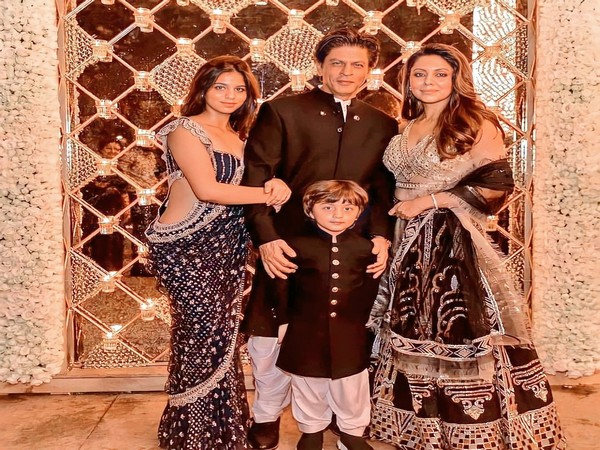 Shah rukh Khan with family (Image Source: Twitter)