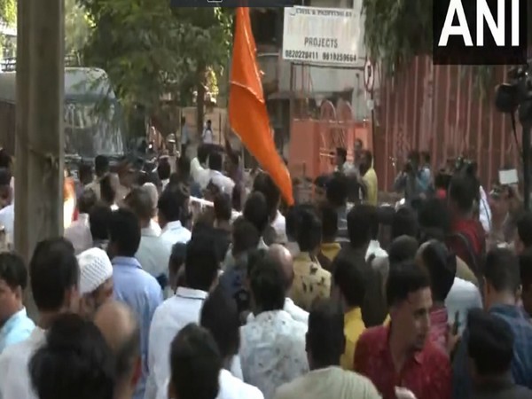 Visual of protest outside the residence of Maharashtra MP Navneet Rana and her MLA husband, Ravi Rana (Photo/ANI)