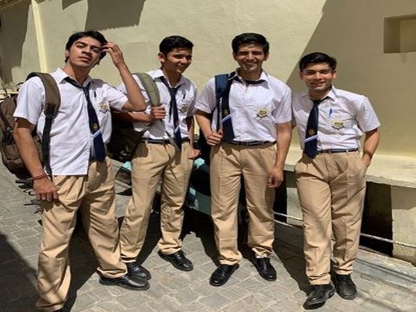 Kartik Aaryan shared a picture from the sets of his movie with his school gang (Image courtesy: Instagram)