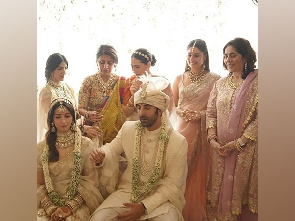 Ranbir Kapoor, Alia Bhatt, Kareena Kapoor, Riddhima Kapoor Sahni, Nitasha Nanda (Image source: Instagram)