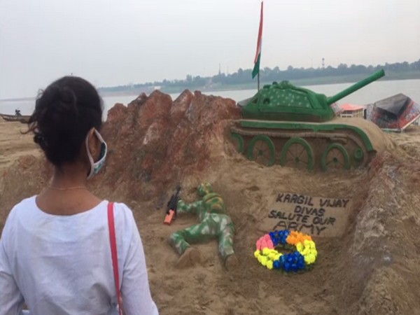 Sand artists paid tributes to the Indian Army by creating a sculpture with message 'Kargil Vijay Diwas; Salute our Army'. (Photo/ANI)
