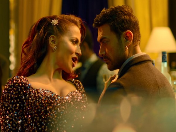 Aamir Khan and Elli AvrRam in a still from 'Har Funn Maula' (Image Source: Youtube)