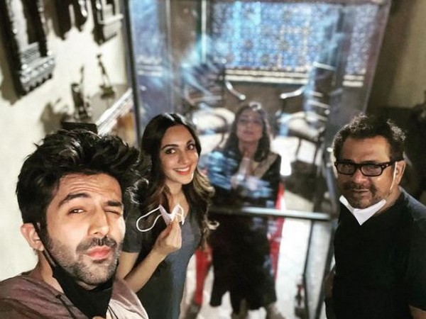 Kartik Aaryan, Kiara Advani, Tabu, Anees Bazmee from sets of 'Bhool Bhulaiya 2' (Image Source: Instagram)