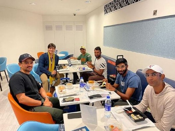Vivek Oberoi with players of Indian cricket team, Image source: Instagram