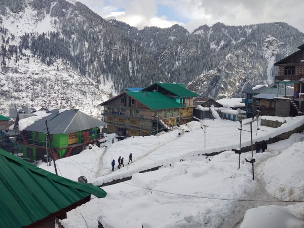 Roofs and mountains were covered in snow in Malana village on Sunday. Photo/ANI