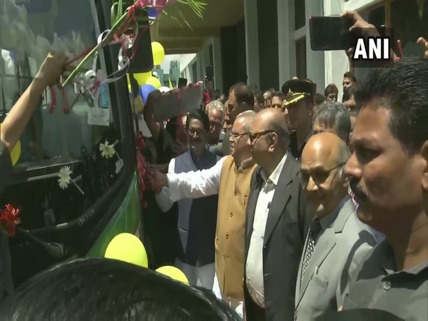 Governor Satya Pal Malik & Union Minister of Heavy Industries and Public Enterprise, Arvind Sawant flagged off 20 electric buses in Srinagar.