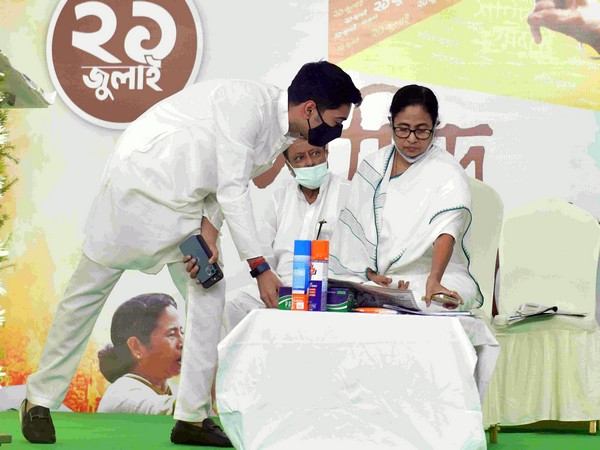 Mamata Banerjee with Abhishek Banerjeen (File photo)