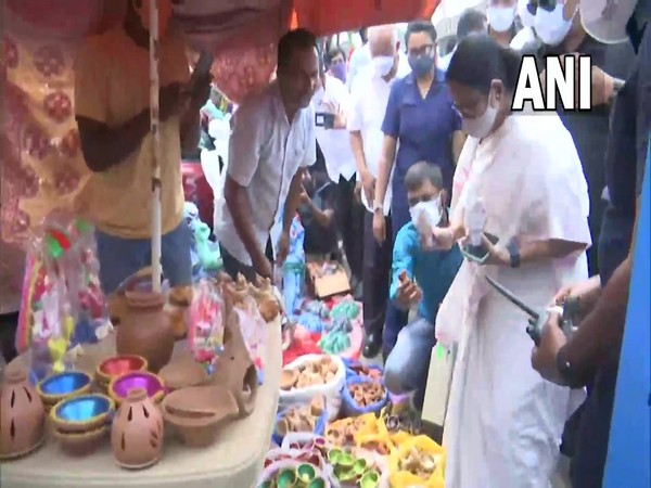 Mamata Banerjee visits Mapusa market in Goa. (Photo/ ANI)