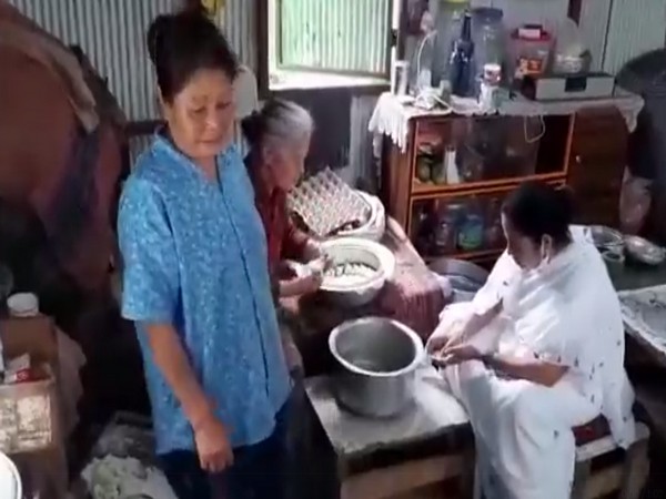 West Bengal CM Mamata Banerjee making momo at a stall (Photo/ANI) 