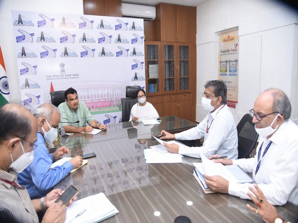 Mamata Banerjee met Union Minister Nitin Gadkari in Delhi.  (Image courtesy: Twitter/ @OfficeOfNG)