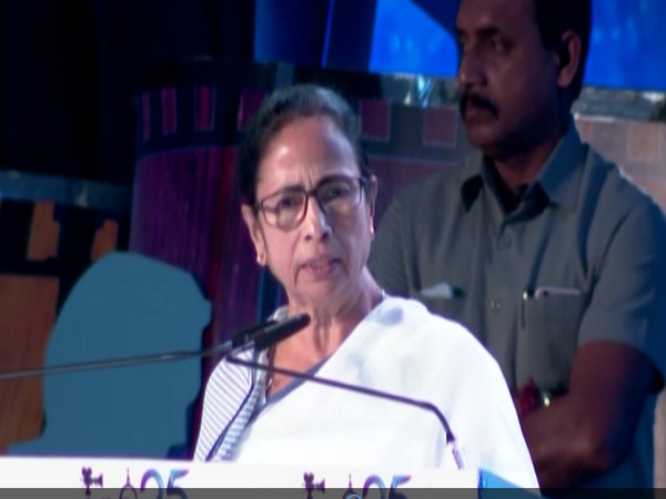 Mamta Banerjee while addressing the crowd at 25th Kolkata International Film Festival