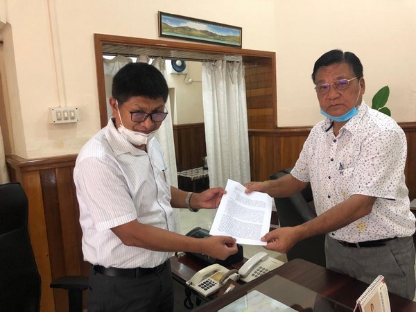 Manipur Congress Legislative Party leader Okram Ibobi Singh (right) has written to the Governor requesting to call a special Assembly session.