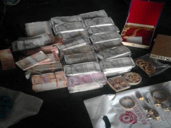 A visual of the seized cash and gold. 