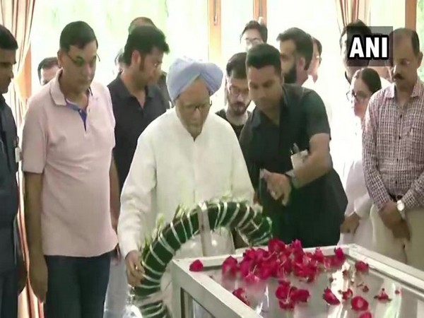 Manmohan Singh paying his last respects to Ram Jethmalani at his Delhi residence on Sunday. Photo/ANI