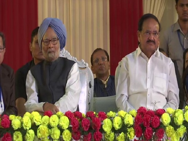 Former Prime Minister Manmohan Singh and Vice President Venkaiah Naidu at Ram Leela Maidan in New Delhi on Tuesday. Photo/ANI
