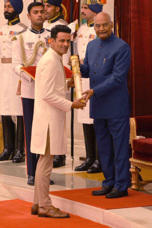 President Ram Nath Kovind conferring Padma Shri award on Manoj Bajpayee, Image courtesy: Twitter