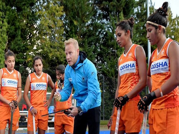 Head coach Sjoerd Marijne with women's team (Photo/ Hockey India Twitter)