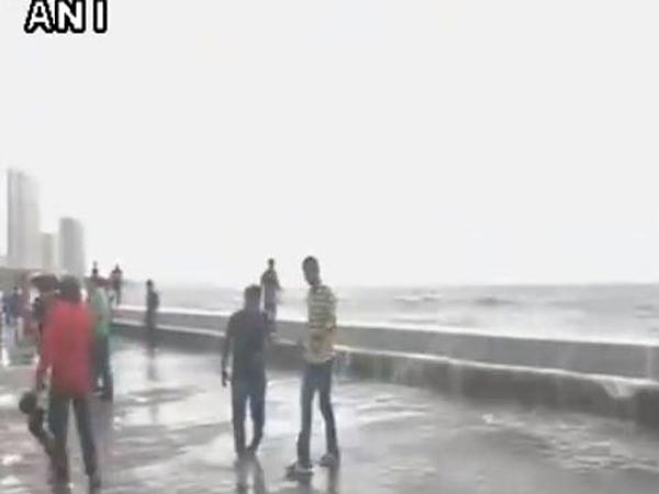 Mumbai: High tide turns tragic, washes away girl at Marine Drive