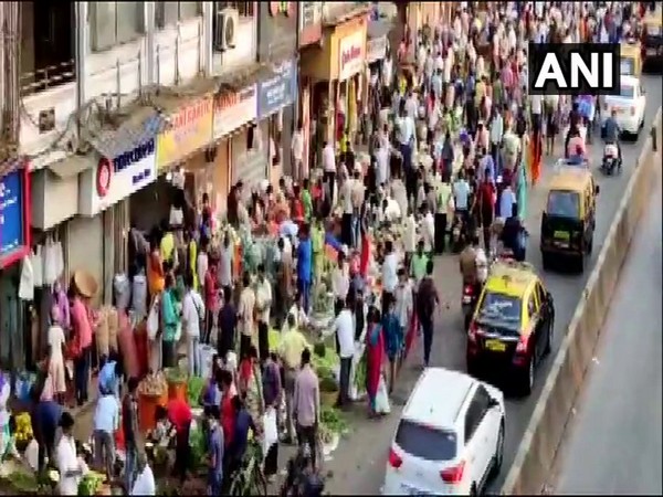 A huge crowd seen at the Dadar vegetable market amid rising COVID-19 cases in Maharashtra. (ANI)