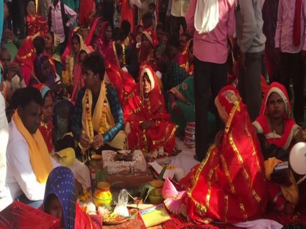 500 couples tie knot at mass ceremony in UP. Photo/ANI 