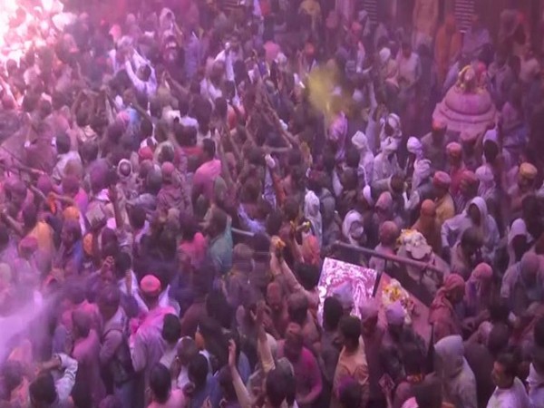 A sea of devotees at Banke Binhari Temple in Mathura to celebrate Holi (Photo/ANI)