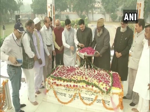 Union Minister Shahnawaz Hussain paying tribute to Maulana Abul Kalam Azad on his birth anniversary on Monday. Photo/ANI