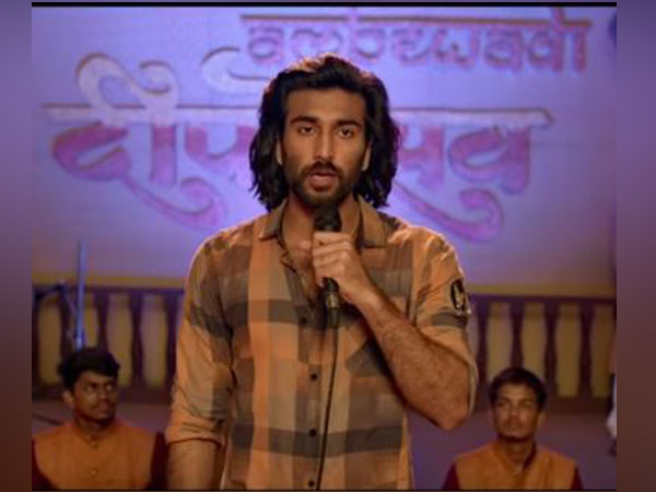 A still from the song 'Aai Shappat'